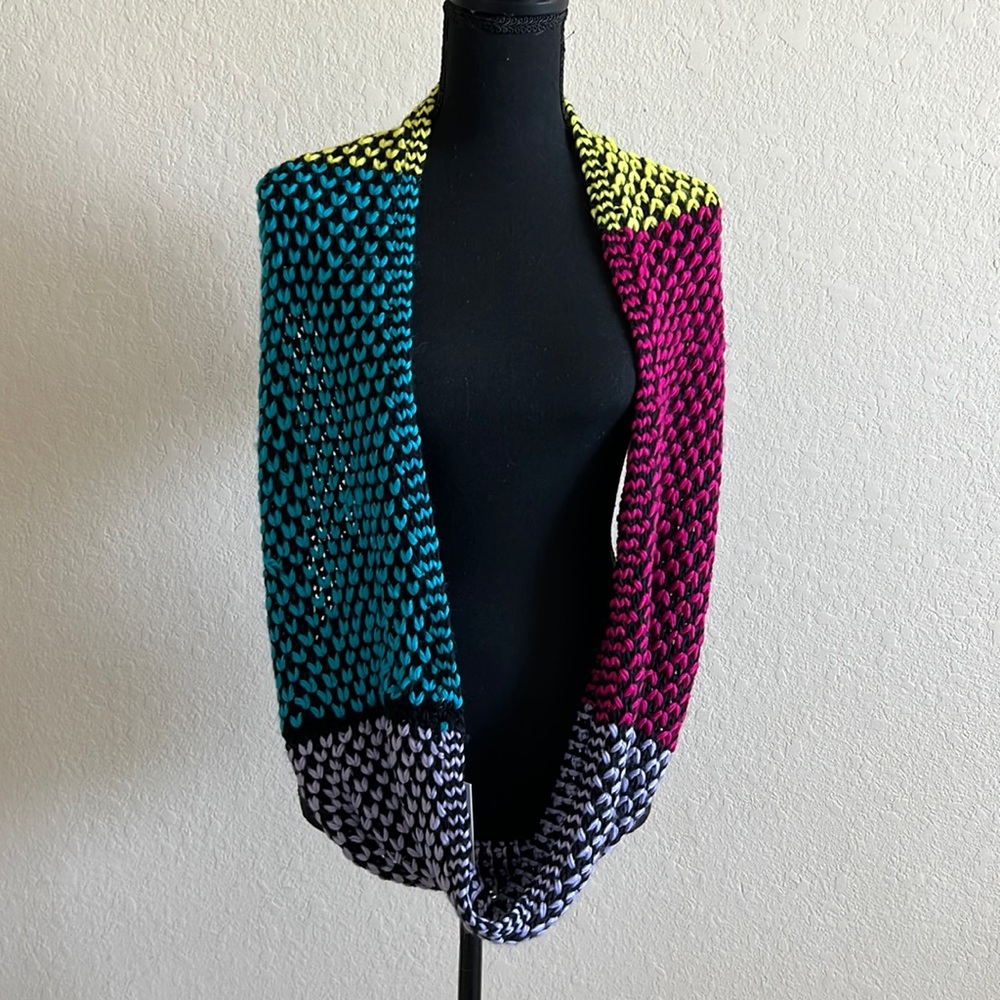 Olsenboye infinity multi colored knit scarf